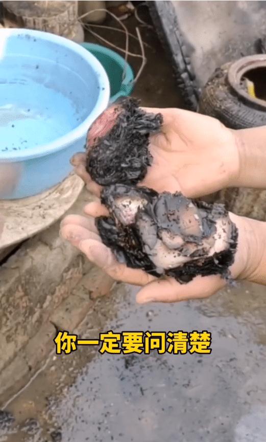 阜陽民房起火，老人的‘防老錢’化成了一堆黑炭